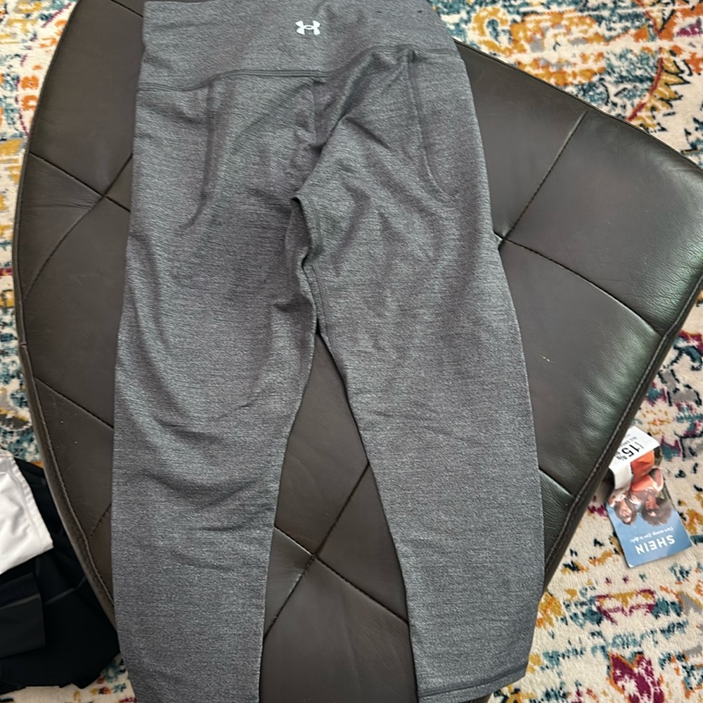 Under armor capris size small gray.